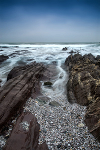 锯齿状和坚固岩石与海岸线上的风景海景