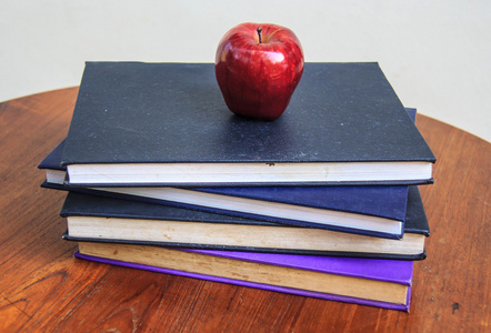 红红的苹果和旧书上木制桌面