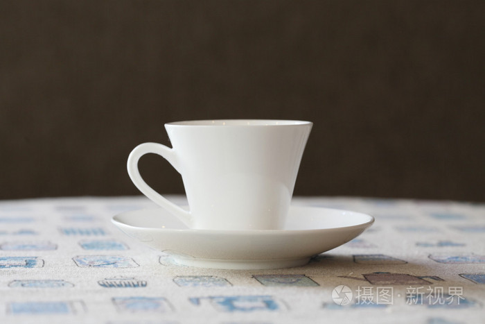 可爱的咖啡杯子在桌子上