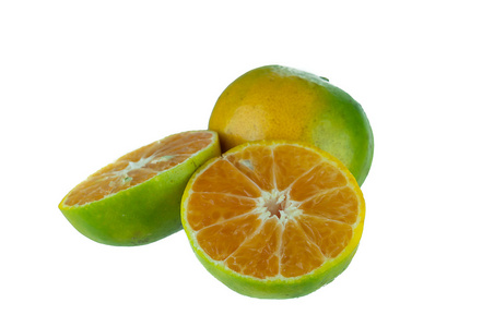 在白色背景上的橙色水果