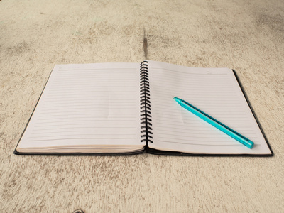 钢笔的三环活页夹图片