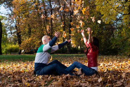 恩爱夫妻折腾片秋色的公园里的叶子