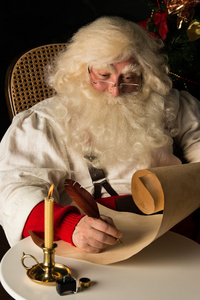 圣诞老人坐在家里和写作的待办事项列表