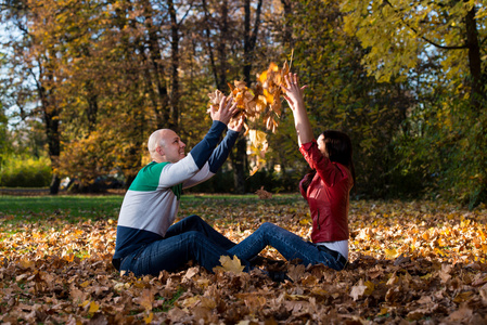 夫妇在空中投掷的叶子