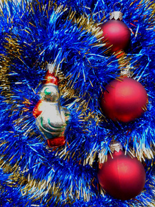 蓝色背景上的圣诞节和新年装饰红球