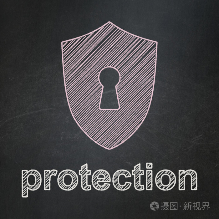 保护的概念 锁孔入路与黑板背景上的保护盾