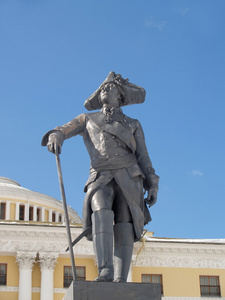 巴甫洛夫斯克。纪念碑向皇帝帕维尔一人抵大宫