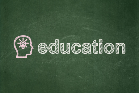 教育理念 头灯泡与黑板背景下的教育