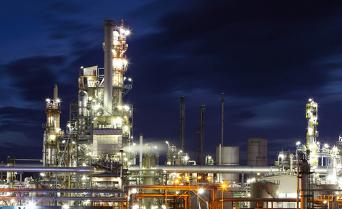 石油和天然气工业炼油厂在黄昏厂