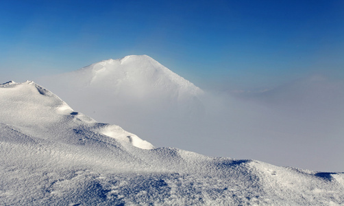 冬季景观与高的山