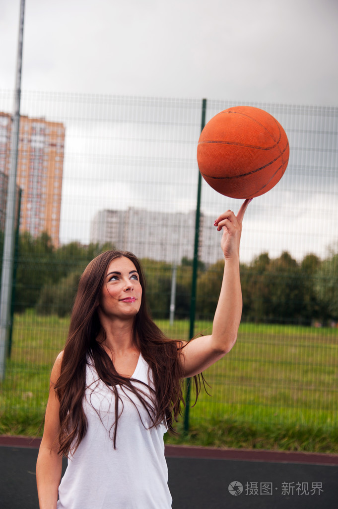 性感的女人扔篮球