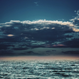在蓝色的天空下，抽象为您设计的海洋背景