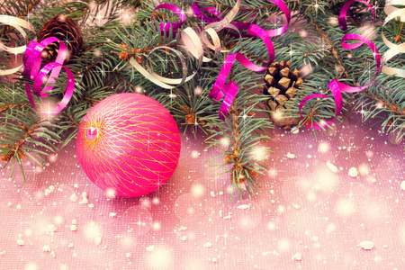 粉红色的球上闪闪发光的圣诞背景