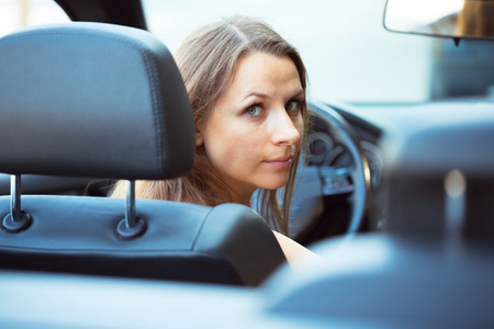 白种女人在敞篷跑车