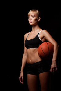 女人站着篮球