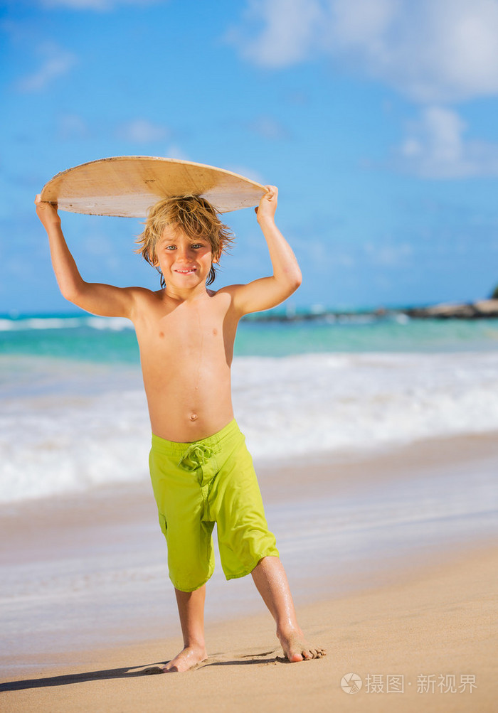快乐的小男孩,在海滩上度假玩乐