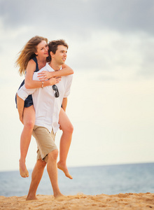 浪漫幸福的夫妇，海滩，日落，男人和女人在 l