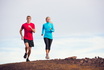 健身运动对夫妇跑跑步外的小路上