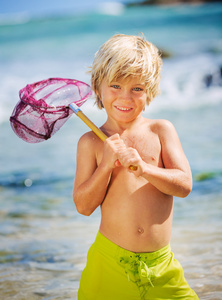 快乐的小男孩，在海滩上玩钓鱼 ne 玩乐