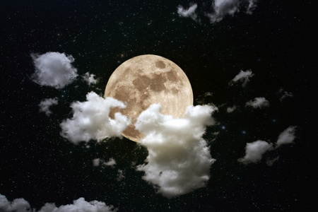 月亮在云后面图片