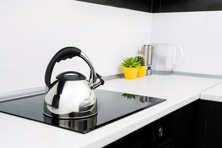 在现代化的厨房，感应炉用钢水壶