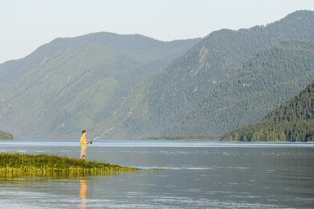 湖是高山区夏季下午