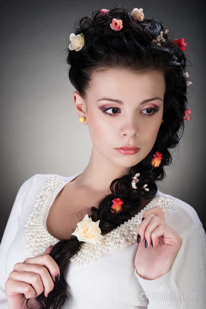 长头发的年轻黑发女孩的肖像照片-正版商用图片1dspjb-摄图新视界