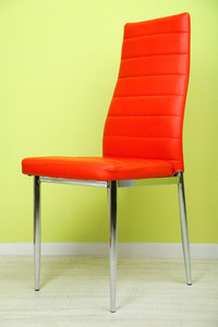 现代色彩在背景墙上的空房间的椅子上