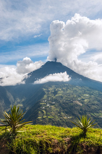 喷发的 tungurahua，科迪勒拉西方石油公司