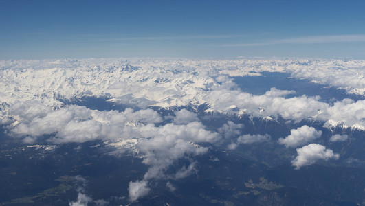 阿尔卑斯山鸟瞰图