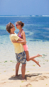 夫妇步行和在马尔代夫的热带海滩上玩乐