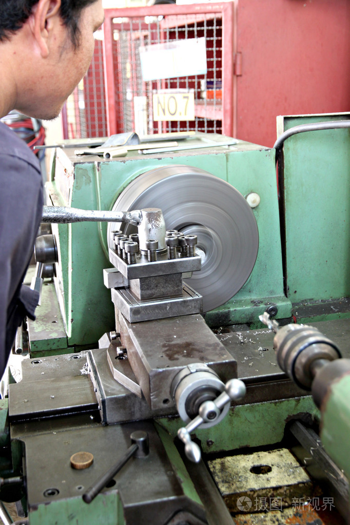 在车床工作机修工