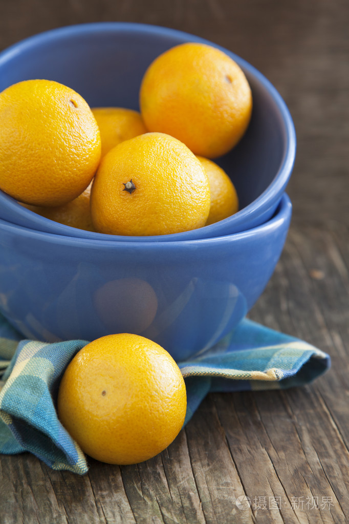 新鲜成熟的橙色橘子ib蓝碗