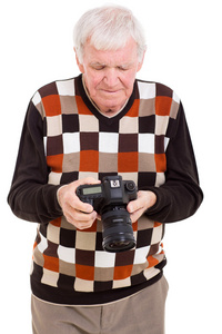 老人回顾照相机上的图片图片