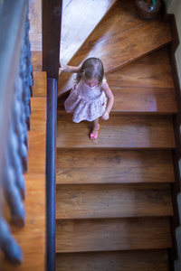 赞叹的小女孩，在一所大房子楼梯上
