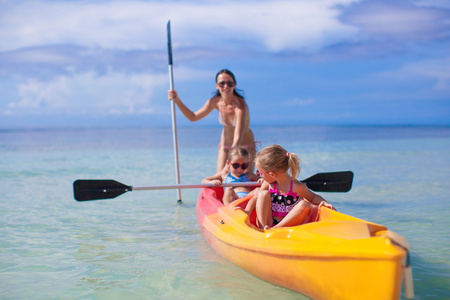 两个小女孩，美丽的母亲，在热带温暖的海上皮划艇