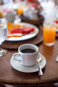 黑咖啡 果汁和水果吃早餐在一家咖啡馆在异国情调的度假胜地