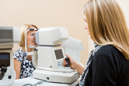 验光师用眼压计测量患者的眼睛压力