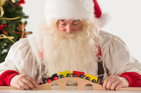 圣诞老人坐着玩铁路玩具图片