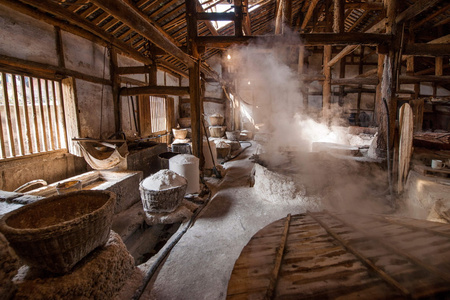 自贡一千公尺古盐太阳海井遗址重现古老传统的盐工艺车间