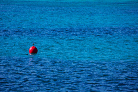 红色浮标浮碧海视角