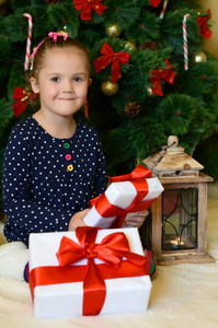 这个小女孩在毛皮圣诞树用的礼物