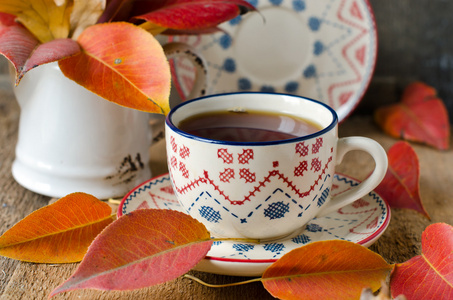 一杯茶与秋天餐桌上叶