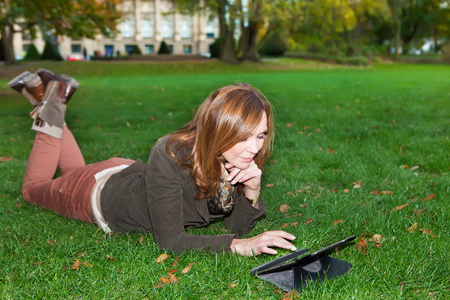 tablet pc，在户外的成年女性