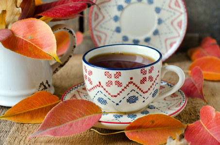 一杯茶与秋天餐桌上叶