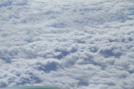 从飞机窗口的蓬松白色云彩。