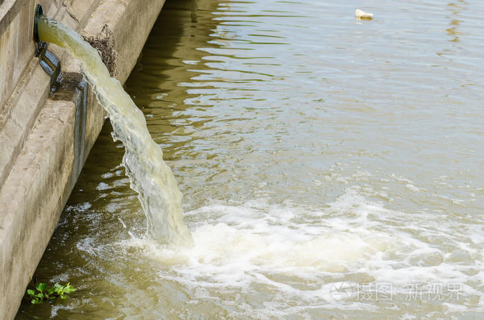 流出到河从管道水
