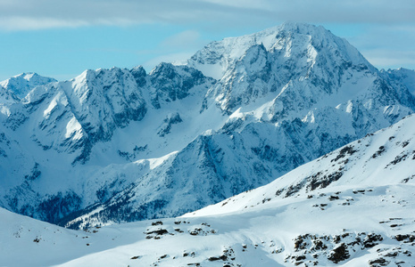 早晨冬季滑雪胜地molltaler冰川奥地利。