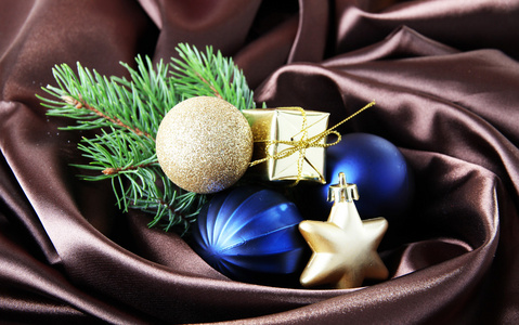 美丽的圣诞装饰棕色缎布上
