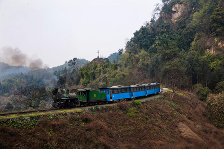 四川犍为嘉在乐山市旅游，火车之间水大明亮的小火车